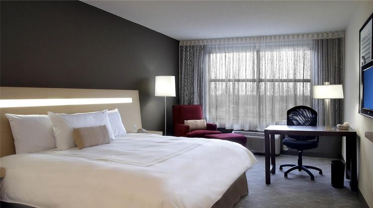 Novotel Montreal Aeroport Room