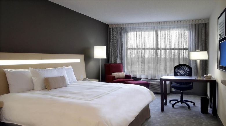 <b>Novotel Montreal Aeroport Room</b>. Images powered by <a href="https://iceportal.shijigroup.com/" title="IcePortal" target="_blank">IcePortal</a>.