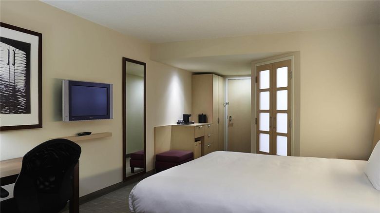 <b>Novotel Montreal Aeroport Room</b>. Images powered by <a href="https://iceportal.shijigroup.com/" title="IcePortal" target="_blank">IcePortal</a>.