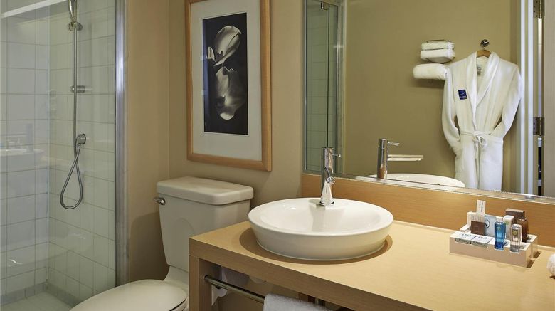 <b>Novotel Montreal Aeroport Room</b>. Images powered by <a href="https://iceportal.shijigroup.com/" title="IcePortal" target="_blank">IcePortal</a>.