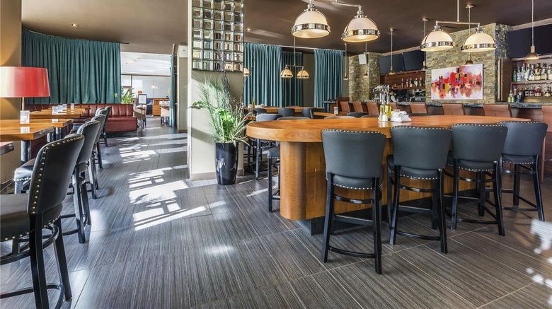 <b>Novotel Montreal Aeroport Restaurant</b>. Images powered by <a href="https://iceportal.shijigroup.com/" title="IcePortal" target="_blank">IcePortal</a>.