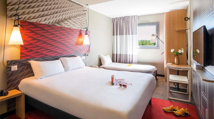 Ibis Bordeaux Bastide Room