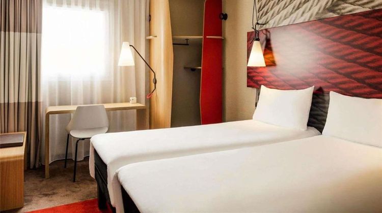 Ibis Bordeaux Bastide Room