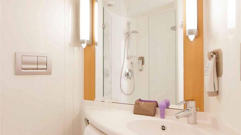 <b>Ibis London Elstree Borehamwood Room</b>. Images powered by <a href="https://iceportal.shijigroup.com/" title="IcePortal" target="_blank">IcePortal</a>.