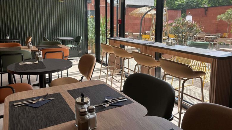 <b>Suite Novotel Rouen Normandie Restaurant</b>. Images powered by <a href="https://iceportal.shijigroup.com/" title="IcePortal" target="_blank">IcePortal</a>.