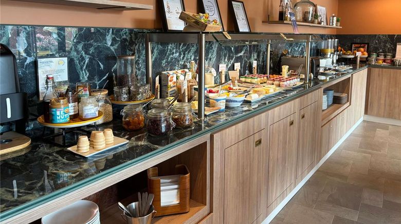<b>Suite Novotel Rouen Normandie Restaurant</b>. Images powered by <a href="https://iceportal.shijigroup.com/" title="IcePortal" target="_blank">IcePortal</a>.