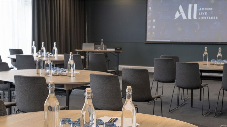 <b>Novotel Edinburgh Park Meeting</b>. Images powered by <a href="https://iceportal.shijigroup.com/" title="IcePortal" target="_blank">IcePortal</a>.