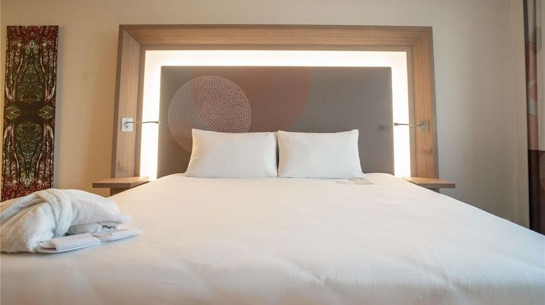 <b>Novotel London Brentford Room</b>. Images powered by <a href="https://iceportal.shijigroup.com/" title="IcePortal" target="_blank">IcePortal</a>.