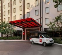 Hotel Ibis Bangkok Riverside Exterior