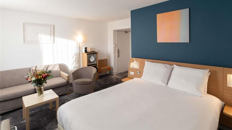 <b>Novotel Nantes Centre Loire Room</b>. Images powered by <a href="https://iceportal.shijigroup.com/" title="IcePortal" target="_blank">IcePortal</a>.
