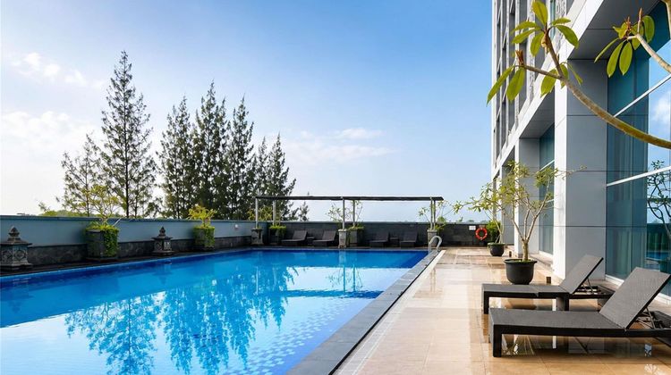 Novotel Bangka Golf & Convention Center Pool