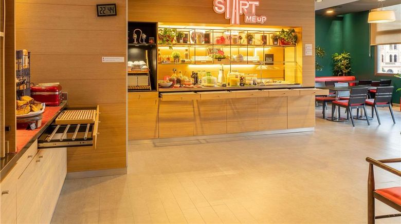 <b>Ibis Madrid Centro Las Ventas Restaurant</b>. Images powered by <a href="https://iceportal.shijigroup.com/" title="IcePortal" target="_blank">IcePortal</a>.