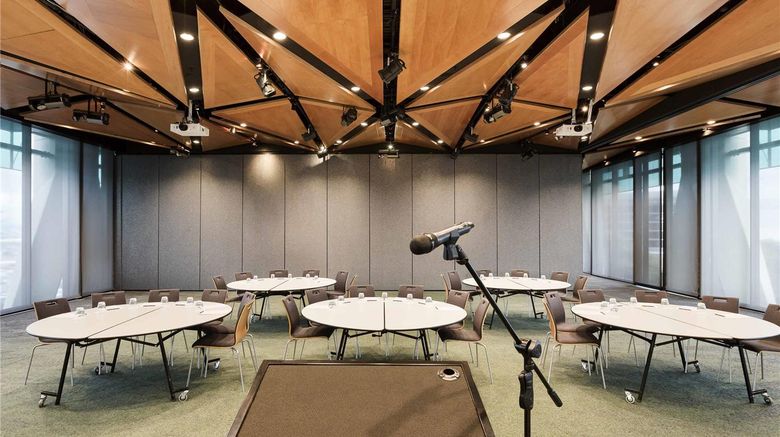 <b>Novotel Auckland Airport Meeting</b>. Images powered by <a href="https://iceportal.shijigroup.com/" title="IcePortal" target="_blank">IcePortal</a>.