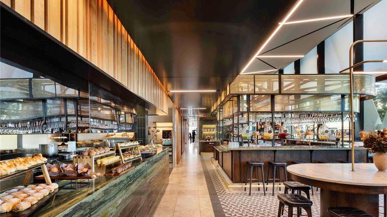 <b>Novotel Auckland Airport Restaurant</b>. Images powered by <a href="https://iceportal.shijigroup.com/" title="IcePortal" target="_blank">IcePortal</a>.