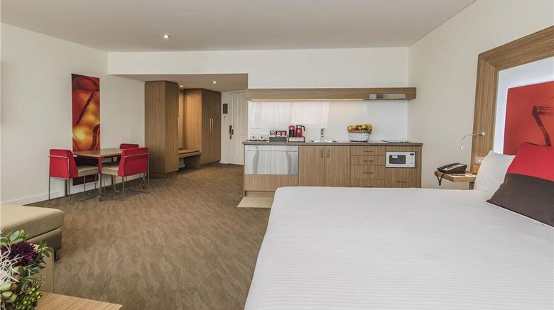 <b>Novotel Sydney Rooty Hill Room</b>. Images powered by <a href="https://iceportal.shijigroup.com/" title="IcePortal" target="_blank">IcePortal</a>.