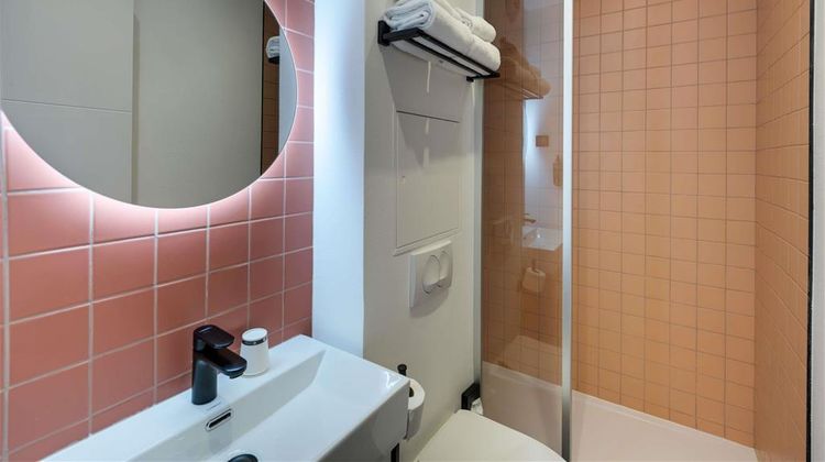 Ibis Styles Paris Cadet Lafayette Room
