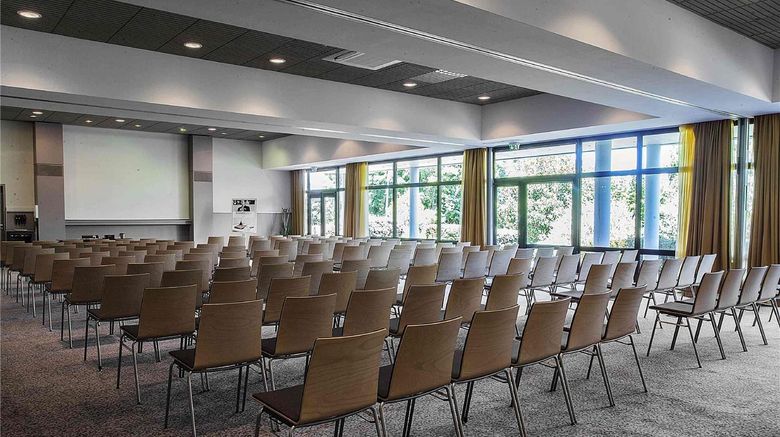 <b>Mercure Toulouse Golf de Seilh Meeting</b>. Images powered by <a href="https://iceportal.shijigroup.com/" title="IcePortal" target="_blank">IcePortal</a>.