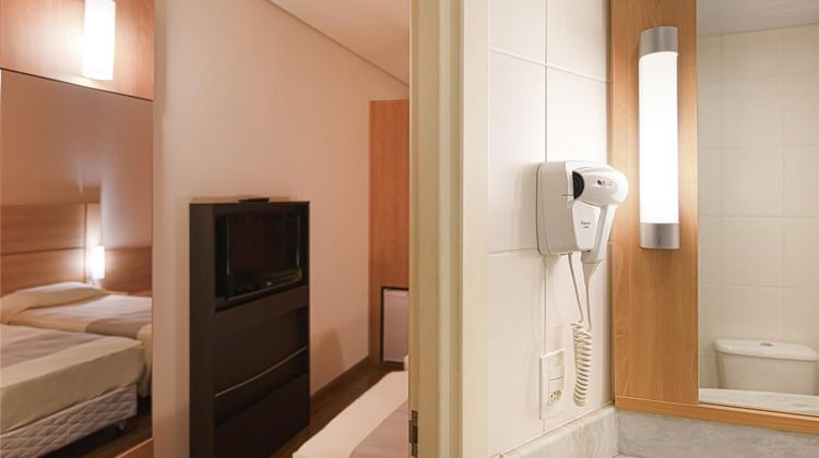 Ibis Canoas Room