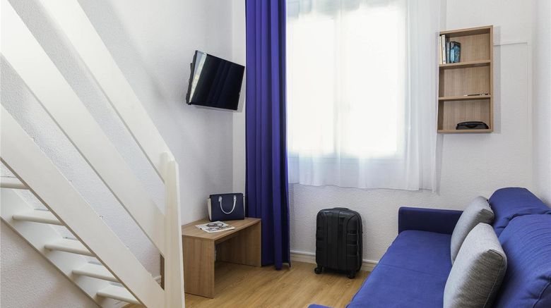 <b>Adagio Access La Defense Place Charras Room</b>. Images powered by <a href="https://iceportal.shijigroup.com/" title="IcePortal" target="_blank">IcePortal</a>.