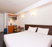 Adagio Access La Defense Room