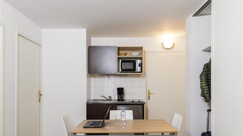 <b>Adagio Access Clamart Room</b>. Images powered by <a href="https://iceportal.shijigroup.com/" title="IcePortal" target="_blank">IcePortal</a>.