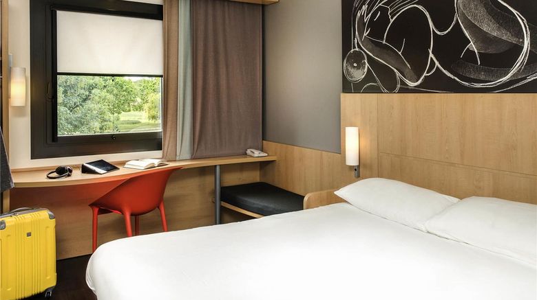 <b>Ibis Montceau Les Mines Suite</b>. Images powered by <a href="https://iceportal.shijigroup.com/" title="IcePortal" target="_blank">IcePortal</a>.