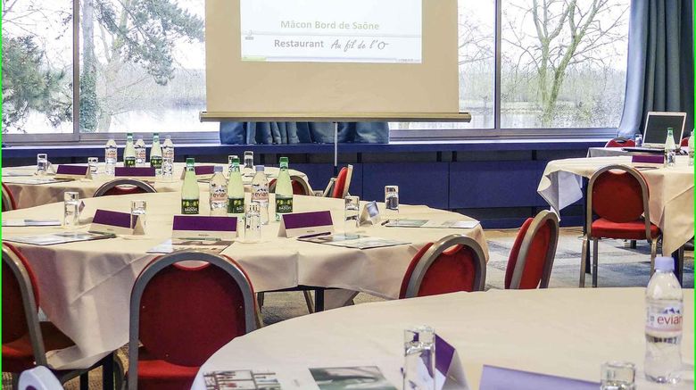 <b>Mercure Macon Bord de Saone Meeting</b>. Images powered by <a href="https://iceportal.shijigroup.com/" title="IcePortal" target="_blank">IcePortal</a>.