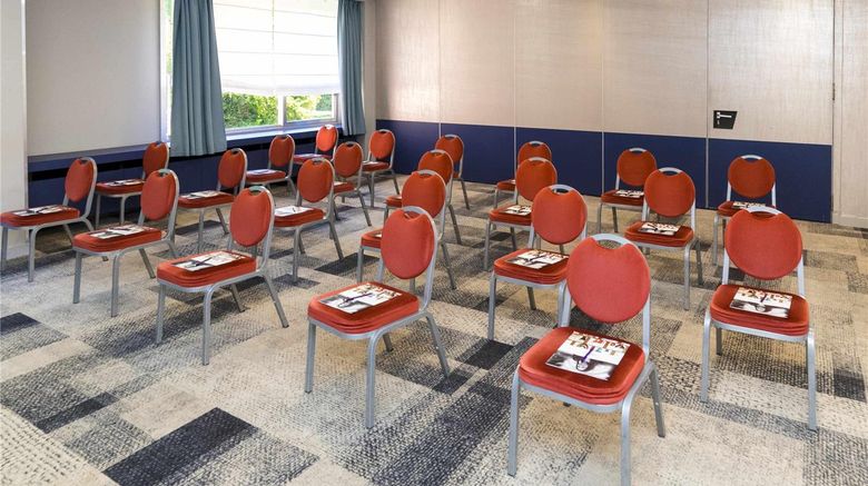 <b>Mercure Macon Bord de Saone Meeting</b>. Images powered by <a href="https://iceportal.shijigroup.com/" title="IcePortal" target="_blank">IcePortal</a>.