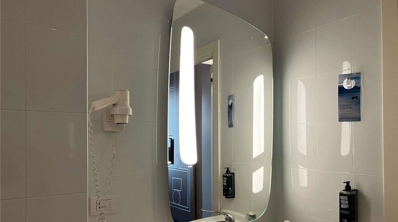 <b>Ibis Milano Fiera Room</b>. Images powered by <a href="https://iceportal.shijigroup.com/" title="IcePortal" target="_blank">IcePortal</a>.
