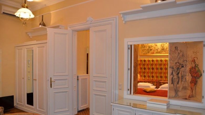 <b>Bristol Hotel Suite</b>. Images powered by <a href="https://iceportal.shijigroup.com/" title="IcePortal" target="_blank">IcePortal</a>.