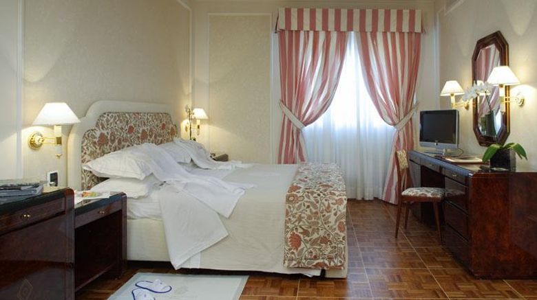 <b>Hotel De la Ville Room</b>. Images powered by <a href="https://iceportal.shijigroup.com/" title="IcePortal" target="_blank">IcePortal</a>.
