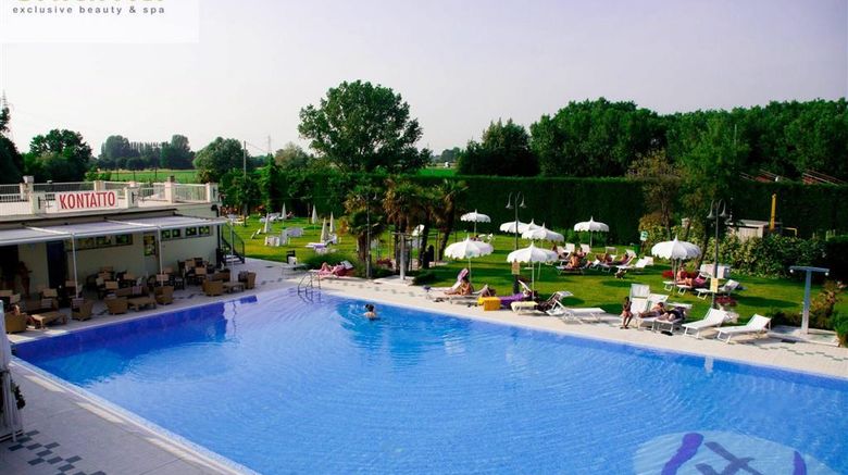 <b>ZanHotel & Meeting Centergross Pool</b>. Images powered by <a href="https://iceportal.shijigroup.com/" title="IcePortal" target="_blank">IcePortal</a>.