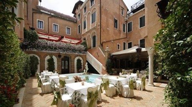 <b>Hotel Giorgione Restaurant</b>. Images powered by <a href="https://iceportal.shijigroup.com/" title="IcePortal" target="_blank">IcePortal</a>.