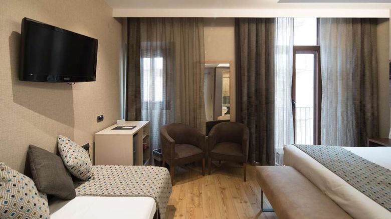 <b>Catalonia Born Hotel Suite</b>. Images powered by <a href="https://iceportal.shijigroup.com/" title="IcePortal" target="_blank">IcePortal</a>.