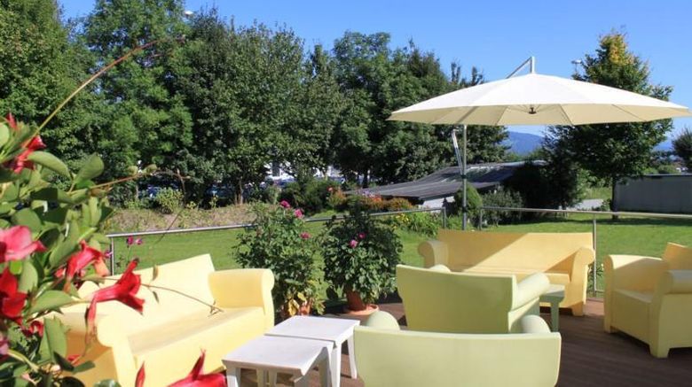 <b>AirportHotel Salzburg Lobby</b>. Images powered by <a href="https://iceportal.shijigroup.com/" title="IcePortal" target="_blank">IcePortal</a>.