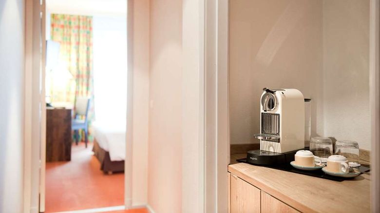 <b>New Hotel Charlemagne Room</b>. Images powered by <a href="https://iceportal.shijigroup.com/" title="IcePortal" target="_blank">IcePortal</a>.