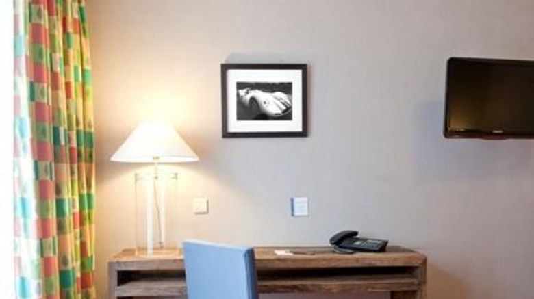 <b>New Hotel Charlemagne Room</b>. Images powered by <a href="https://iceportal.shijigroup.com/" title="IcePortal" target="_blank">IcePortal</a>.