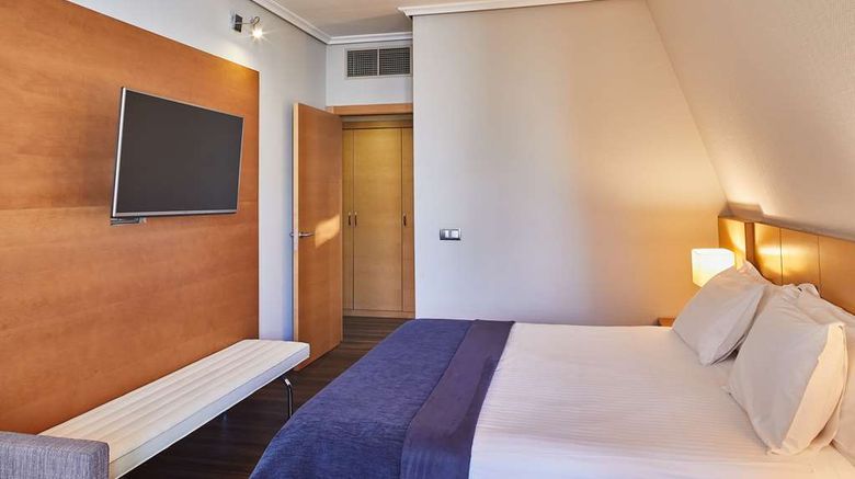 <b>Silken Ciudad de Vitoria Hotel Room</b>. Images powered by <a href="https://iceportal.shijigroup.com/" title="IcePortal" target="_blank">IcePortal</a>.