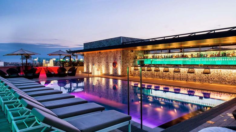 <b>Catalonia Barcelona Plaza Pool</b>. Images powered by <a href="https://iceportal.shijigroup.com/" title="IcePortal" target="_blank">IcePortal</a>.