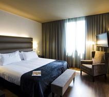 Silken Gran Hotel Havana Room