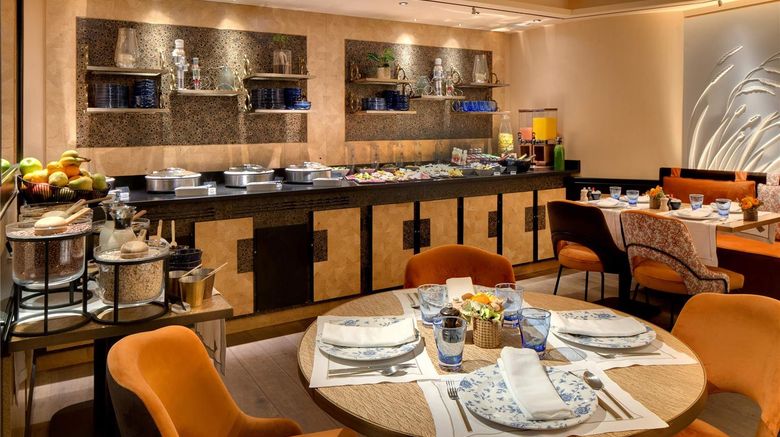 <b>La Demeure Montaigne Restaurant</b>. Images powered by <a href="https://iceportal.shijigroup.com/" title="IcePortal" target="_blank">IcePortal</a>.