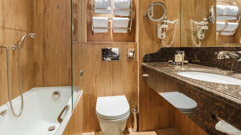 <b>Hotel La Perle Room</b>. Images powered by <a href="https://iceportal.shijigroup.com/" title="IcePortal" target="_blank">IcePortal</a>.