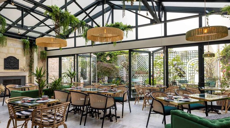 <b>Hotel La Perle Restaurant</b>. Images powered by <a href="https://iceportal.shijigroup.com/" title="IcePortal" target="_blank">IcePortal</a>.