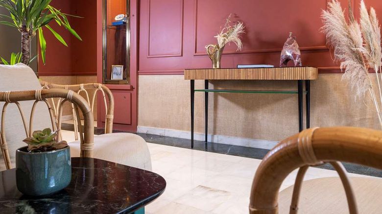 <b>Hotel La Perle Lobby</b>. Images powered by <a href="https://iceportal.shijigroup.com/" title="IcePortal" target="_blank">IcePortal</a>.