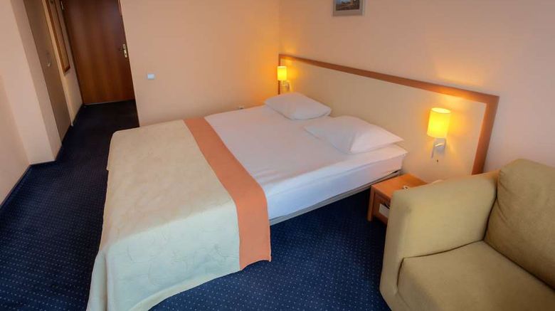 <b>Intourist Zaporizhzhia Room</b>. Images powered by <a href="https://iceportal.shijigroup.com/" title="IcePortal" target="_blank">IcePortal</a>.