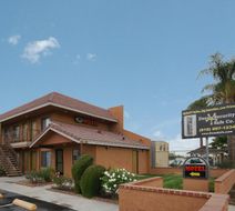 Santa Clarita Motel Exterior