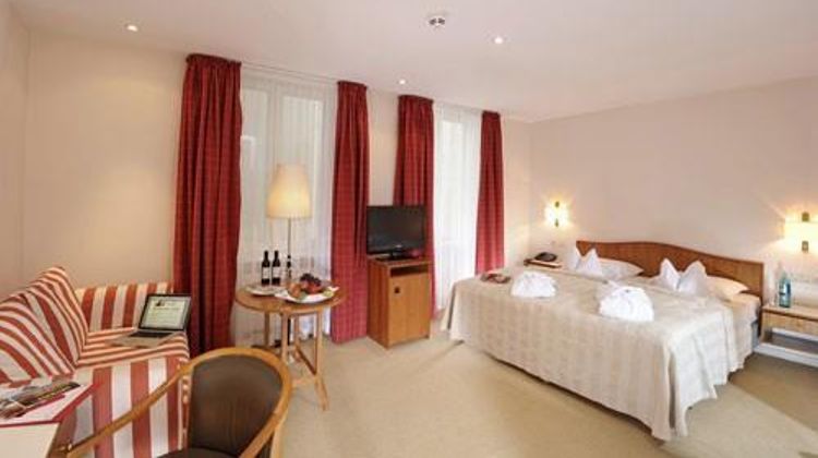 TOP VCH Hotel Baseler Hof Room