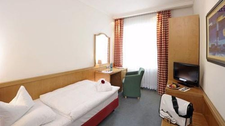 TOP VCH Hotel Baseler Hof Room