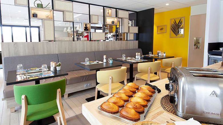 <b>Campanile Clermont-Ferrand-Le Brezet Restaurant</b>. Images powered by <a href="https://iceportal.shijigroup.com/" title="IcePortal" target="_blank">IcePortal</a>.