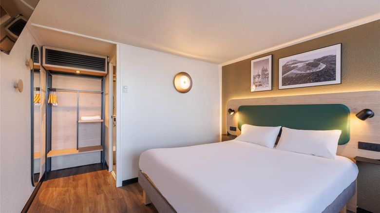 <b>Campanile Clermont-Ferrand-Le Brezet Room</b>. Images powered by <a href="https://iceportal.shijigroup.com/" title="IcePortal" target="_blank">IcePortal</a>.